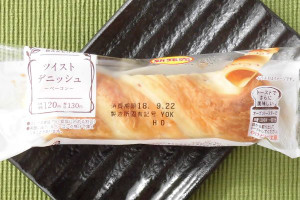 フランス生地とデニッシュ生地を合わせてダイスベーコンを練り込み、スティック状に焼き上げた総菜パン。