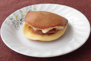 内側にもきれいな焼き目のついたどら焼き生地。