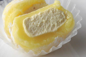 黄色いお餅の中には、レモン色のぽってりクリーム。