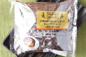 ケーキ生地をかぶせた粒あん入りのパンに、ほうじ茶入りホイップを注入。