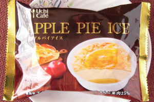 りんご果肉とカスタードアイスを重ね、パイ生地を乗せてアップルパイのように仕立てたアイス。