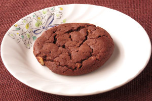 ひび割れた円盤型、チョコレート色のクッキー。