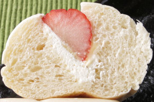 フレッシュなイチゴを包み込む、カスタード＆ホイップ with きめ細かいもちもちパン。