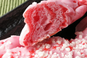 ピンクの生地の中に、紅色のクリームが折り込まれています。