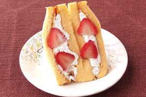 スポンジケーキでサンドされた苺とホイップ。