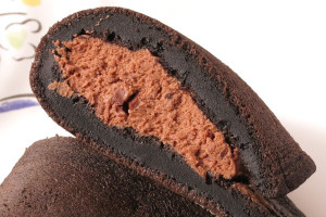 濃密な焦げ茶の生地の中に、チョコチップ入りのミルクチョコ色ホイップ。