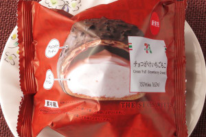 もちっと生地にクッキーを乗せて焼き上げ濃厚なチョコをかけた皮に、いちごクリームを詰めたシュークリーム。