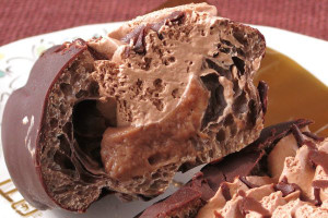 チョコ色のエクレア皮とホイップの中に、とろりとチョコカスタード入り。