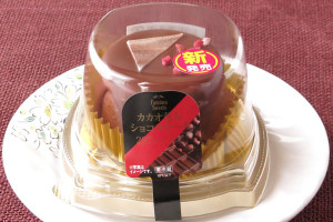 ファミマ専用ハイカカオチョコとラズベリーソースを使用したショコラケーキ。