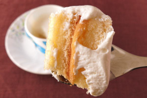 とろりクリームの下は絹織物の名を持つケーキ。