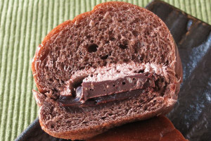 きめ細かい生地の間にはチョコホイップとチョコクリーム、そしてパフ入りの分厚い板チョコ。