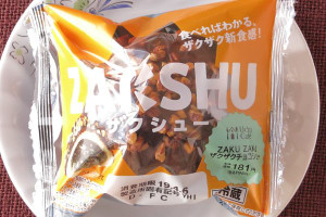 カカオニブ入りクッキーチョコクリームをザラメ入りクッキーパイシューに詰め、チョコでコーティングしたうえシュガーアーモンドダイスをトッピングしたザクザク食感シュー。