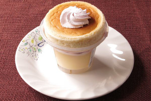 プリンのカップの上にスフレケーキを乗せたような、おなじみのスタイル。