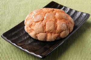 クッキー生地に格子模様の刻み目がついた、オーソドックススタイルメロンパン。