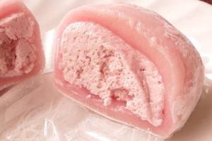 ピンク色のお餅の中には、パステルピンクのいちごホイップ。