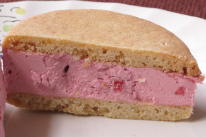 ピンクのクリームの中には、赤いストロベリーピースの粒々。