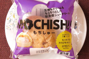 もっちりのびるきなこクリームとやさしい甘さのわらびもちを、もっちり食感の皮に詰めたシュークリーム。