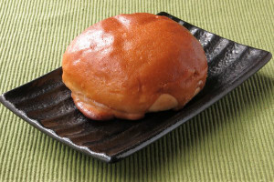 照り焼きにすら見える、つややかな茶色の皮をかぶった丸いパン。