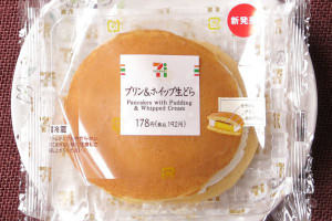 濃厚なカスタードプリンを、ほろ苦いカラメルとともにメープル味のパンケーキ風生地でサンドした生どら。