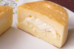 生地はしっとりベイクドチーズ、中にはとろりとチーズクリーム。
