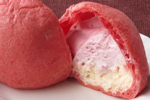 赤い皮の中にはピンクのいちごクリームと薄黄色い練乳ムース。