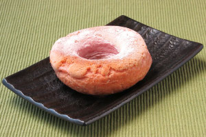 デニッシュの上にクッキー生地をかぶせてリング状に焼き上げ、ピンク色の粉砂糖をかけてあります。