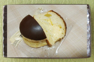 チョコがドーム屋根のようになった薄黄色の円錐台形、中にはカスタードクリーム入り。