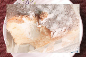直方体に分厚くカットされ、天面には粉砂糖をまぶされたパウンドケーキ。