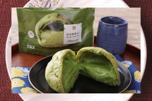 香り高い宇治抹茶入りクリームを、もちっとした皮に詰めたシュークリーム。