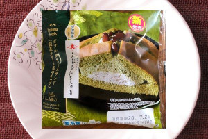 抹茶クリームとホイップを抹茶を練り込んだスポンジでサンドし、小豆甘納豆を乗せた一品。