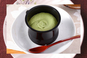 黒みつソースを敷いた上にとろける抹茶わらび生地、抹茶ホイップをトッピングしたスプーンで食べるわらび餅。