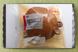 黒蜜入りのジャムときなこホイップを、黒糖風味のもっちり生地と組み合わせたパンケーキ。