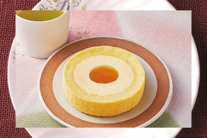 ももカスタードクリームと白桃ソースを組み合わせたロールケーキ。