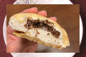 独特の焼き目がついた皮を四角く折りたたんだクレープ。