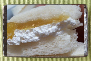 白いパンの間に黄金と白のフィリングをサンド。