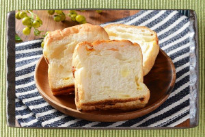 塩バターチップ、ダイスチーズ、油脂を配合した3枚入りの食事パン。