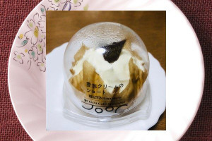 外にはコクのあるクリーム、内には軽い後味のクリームをあしらい、いちごを使わずに仕上げたシンプルなショートケーキ。