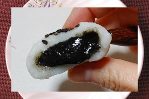 黒ゴマがあしらわれたもっちり団子、4個入り。