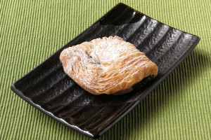 平たい木の葉型にパリっと焼き上げられた生地。