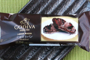 チョコチップ入りチョコクリームを、ダイスチョコ・チョコクリーム・クランベリーを練り込んだ長時間熟成種生地でサンドしたショコラパン。