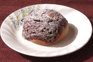 ザラッとしたクッキー生地に覆われたチョコ色のシュークリーム。