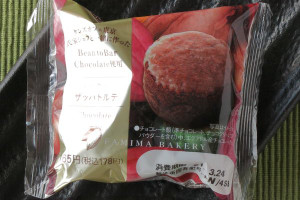 チョコクリームと杏ジャムをしっとりとしたチョコケーキ生地で包んで焼き上げ、表面をシュガーコーティングしたザッハトルテ。