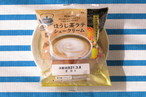 ホイップと「加賀棒茶」使用のほうじ茶クリームを詰めた2色シュークリーム。