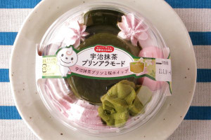 宇治抹茶プリンにホイップ、桜ホイップ、白玉、宇治抹茶クッキー、抹茶ソースの宇治抹茶プリンを盛りつけたプリンアラモード。