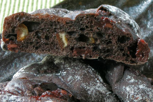 芯までチョコ色の生地の中、混ぜ込まれたオレンジピール。