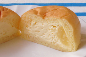 冷たくてもふっくらパンの中には、たっぷりのカスタードと透き通ったレモンマーマレード。