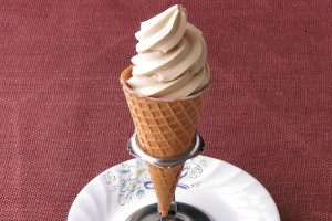 いつものワッフルコーンにソフトクリーム状に絞り出された、明るいコーヒー色のアイス。