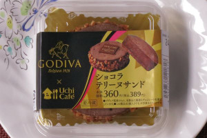 濃厚ショコラテリーヌをクッキー生地でサンドし、クラッシュアーモンドを纏わせたGODIVAコラボスイーツのひとつ。