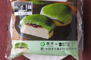 ふわふわパンケーキに抹茶ホイップと求肥を組み合わせた和洋折衷スイーツ。