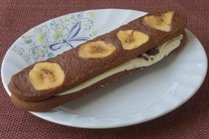 バナナチップがトッピングされた、角の丸い短冊形ココアクッキー。